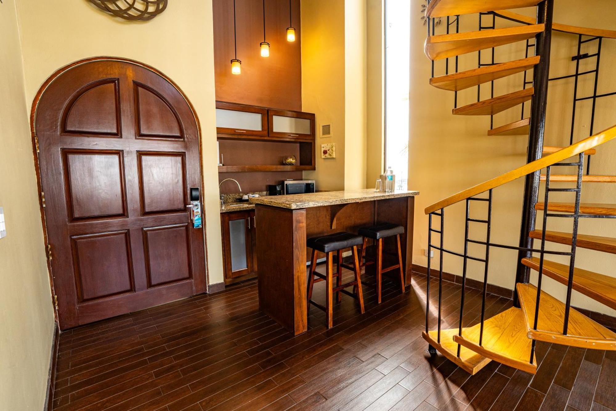 Suite con cama extragrande y vistas al mar