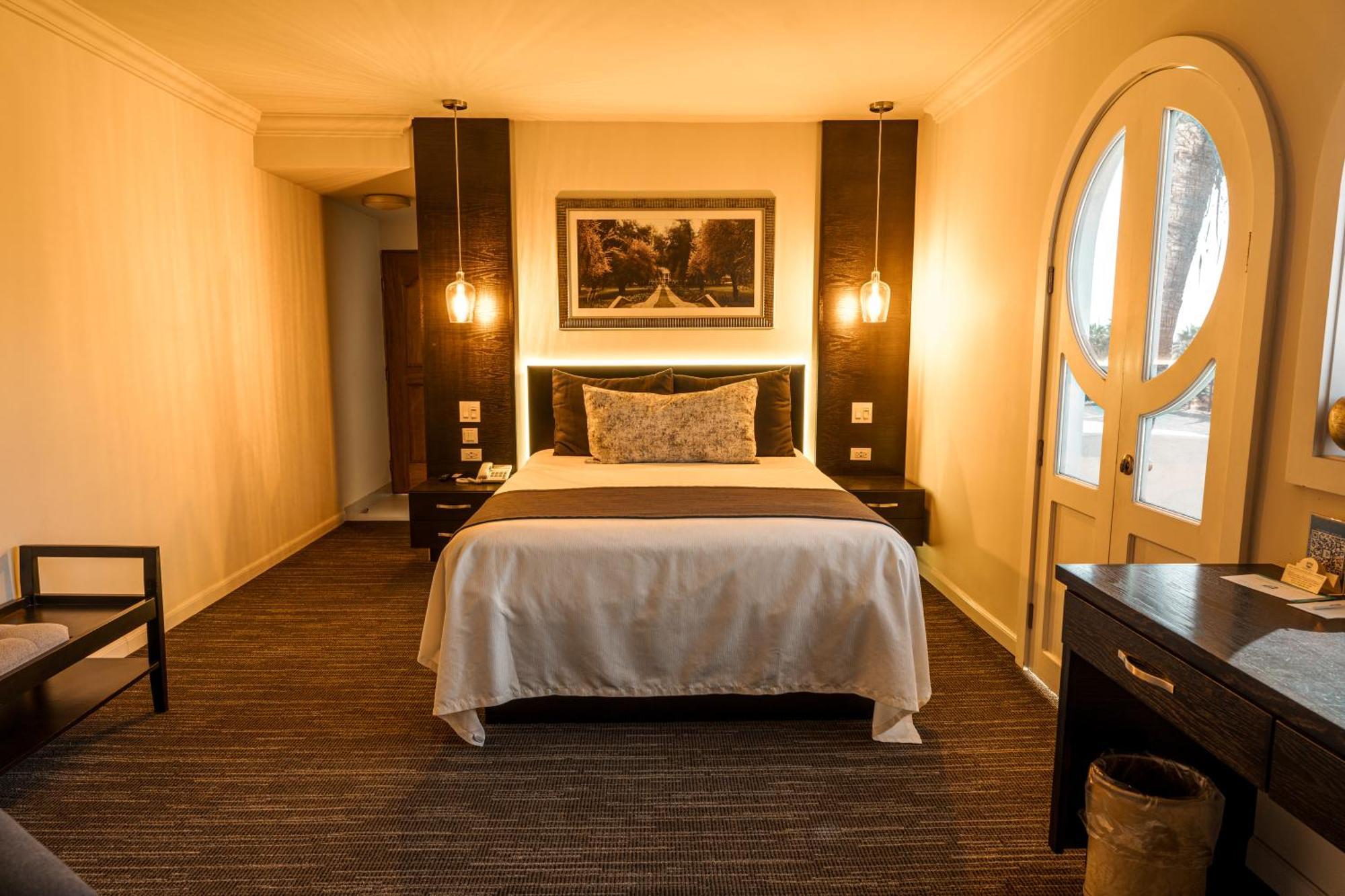 Habitación con cama grande